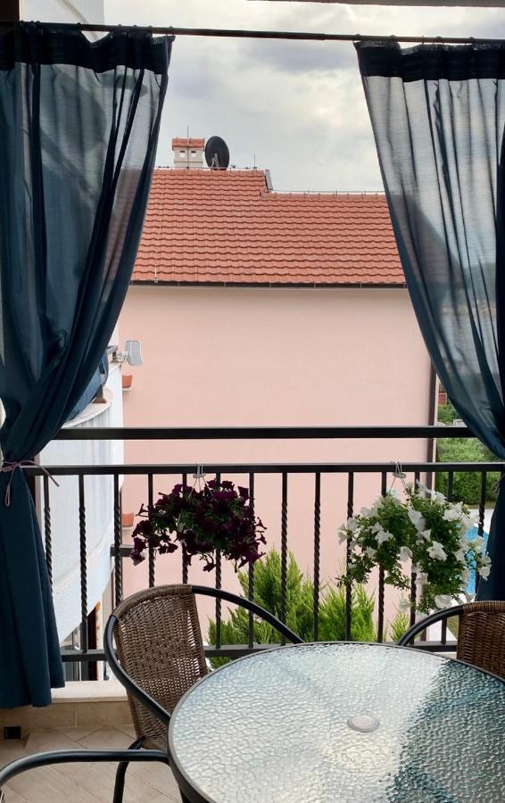 Lastochka.Mne Apartments Baošići Kültér fotó